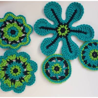 5 teiliges Applikations Set: Häkelblumen und Rosetten in: türkis, hellgrün und dunkelblau