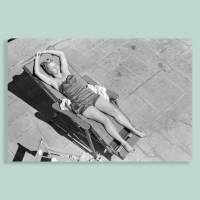 Kunstdruck Poster  -  Beach Scene 3 - Junge Frau im Liegestuhl - Pin up - Lifestyle, Kult, Schwarz Weiß Fotografie - Vintage Art - Foto Kunst Druck - ungerahmt Bild 1