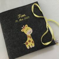 Besticktes Babyalbum/Babytagebuch aus Filz Giraffe Bild 3