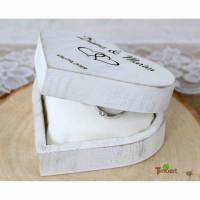 Rustikale RINGBOX aus HOLZ Herz Ringkissen Shabby Chic Weiß + GRAVUR Vintage Hochzeit Ringkästchen für Eheringe Ringscha Bild 1