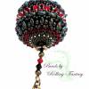 Handgearbeiteter Schlüssel- und Taschenanhänger "Königin der Nacht" aus Glasperlen und Swarovski-Kristallen in schwarz und rot Bild 3