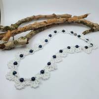 Maritime Halskette - handgefertigt aus weissen Rocailles und blauen Rundperlen Bild 1