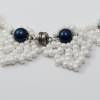 Maritime Halskette - handgefertigt aus weissen Rocailles und blauen Rundperlen Bild 3