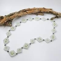 Zartes grün mit weiss - handgefädelte Halskette im eleganten Style Bild 1