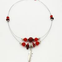 Doppelreihige Perlen - Halskette in rot - silber, mit Federanhänger, 45cm lang Bild 1