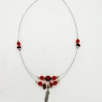 Doppelreihige Perlen - Halskette in rot - silber, mit Federanhänger, 45cm lang Bild 2