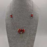 Doppelreihige Perlen - Halskette in rot - silber, mit Federanhänger, 45cm lang Bild 5