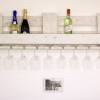 Vintage WEINREGAL in Shabby Chic Weiß  aus recycelten EURO-PALETTEN Palettenmöbel Wand Regal für Weinflaschen mit Glaseinhängung Holzregal Bild 5