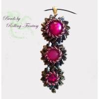 Handgemachter Halsreif mit Blumen und Blüten aus Glas-Perlen und Polaris-Perlen in schwarz und pink Bild 1