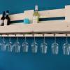 WEINREGAL aus recycelten EURO-PALETTEN Palettenmöbel Wandregal für 8 Weinflaschen mit Glaseinhängung Holzregal Handgefertigt in Shabby Weiß Bild 3
