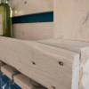 WEINREGAL aus recycelten EURO-PALETTEN Palettenmöbel Wandregal für 8 Weinflaschen mit Glaseinhängung Holzregal Handgefertigt in Shabby Weiß Bild 7