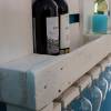 WEINREGAL aus recycelten EURO-PALETTEN Palettenmöbel Wandregal für 8 Weinflaschen mit Glaseinhängung Holzregal Handgefertigt in Shabby Weiß Bild 8