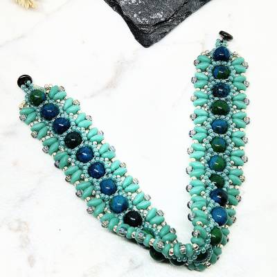 „Karbische Lebensfreude“ – Handgefertigtes Chrysokoll-Armband mit Glasperlen-Glanz