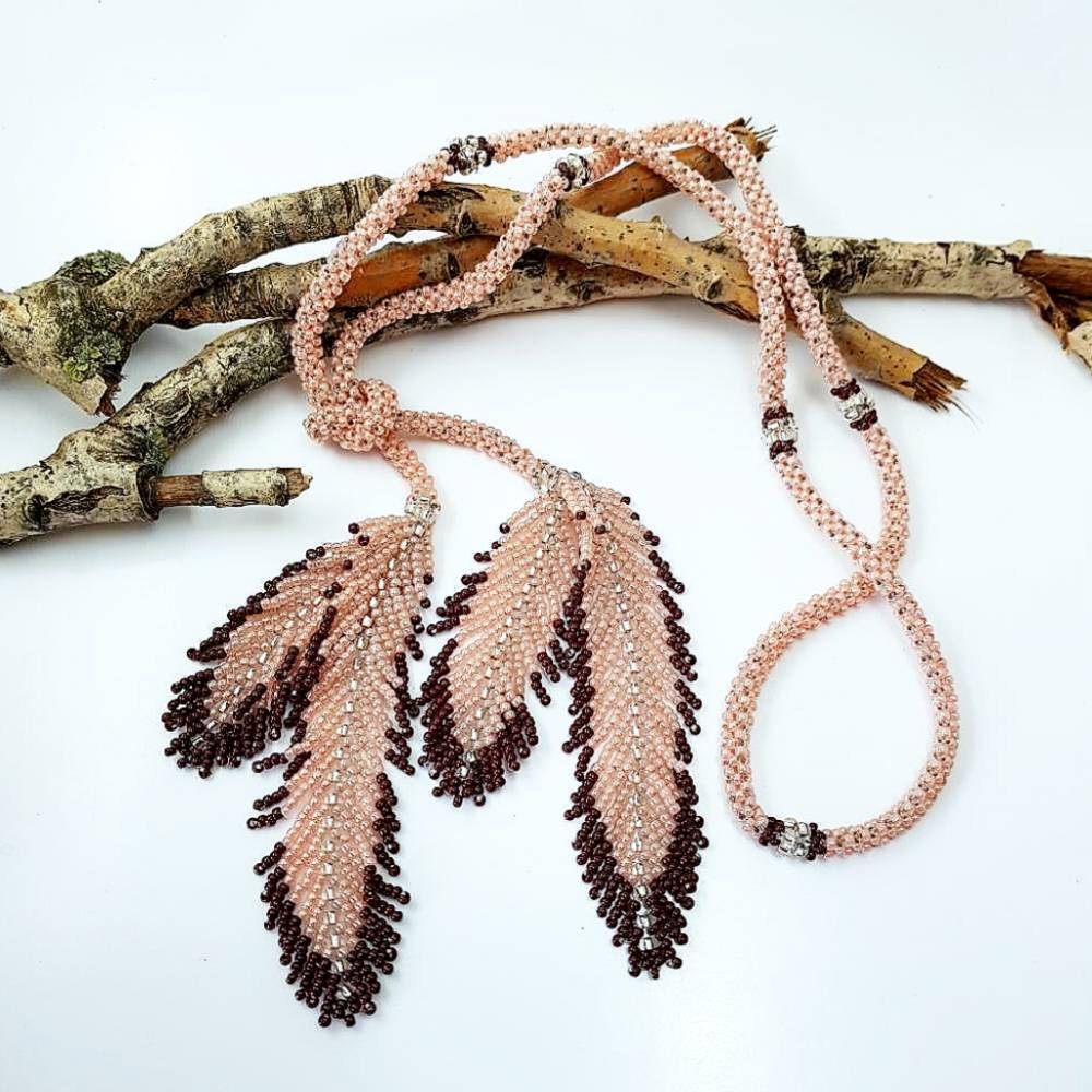 Halskette in apricot - handgefertigte Langkette mit gefädelten Federn ohne Verschluss Bild 1