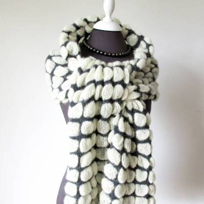 Winter-Schal Damen weiß grau, gestrickter Mohairschal mit Bubble-Muster, Weihnachtsgeschenk Frau, Kuschelschal