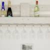 Vintage WEINREGAL aus recycelten EUROPALETTEN in Shabby Chic Weiß Palettenmöbel Wandregal für Weinflaschen mit Glaseinhä Bild 3