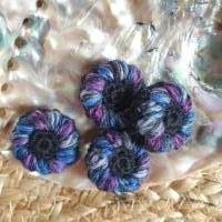 4 Blütenknöpfe, Häkelknöpfe: Schöne Farbtupfer Bild 1