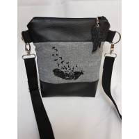 Kleine Handtasche Feder Umhängetasche grau schwarz Tasche mit Anhänger Kunstleder handmade Bild 1