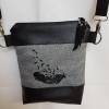 Kleine Handtasche Feder Umhängetasche grau schwarz Tasche mit Anhänger Kunstleder handmade Bild 2