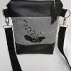 Kleine Handtasche Feder Umhängetasche grau schwarz Tasche mit Anhänger Kunstleder handmade Bild 4