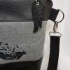 Kleine Handtasche Feder Umhängetasche grau schwarz Tasche mit Anhänger Kunstleder handmade Bild 5