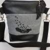 Kleine Handtasche Feder Umhängetasche grau schwarz Tasche mit Anhänger Kunstleder handmade Bild 6