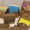 Haftnotiz-Ersatzblöckchen 50 x 50 mm in Geschenk-Kiste zum Mitverschenken mit unseren Produkten aus der Zettelwirtschaft Bild 3