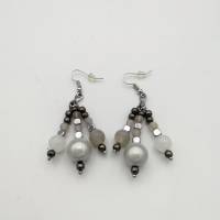 Traubenförmige Perlen - Ohrringe mit Miracle-Effekt in weiß silber, 6cm lang Bild 1