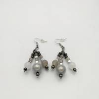 Traubenförmige Perlen - Ohrringe mit Miracle-Effekt in weiß silber, 6cm lang Bild 2
