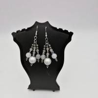 Traubenförmige Perlen - Ohrringe mit Miracle-Effekt in weiß silber, 6cm lang Bild 4