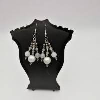 Traubenförmige Perlen - Ohrringe mit Miracle-Effekt in weiß silber, 6cm lang Bild 5