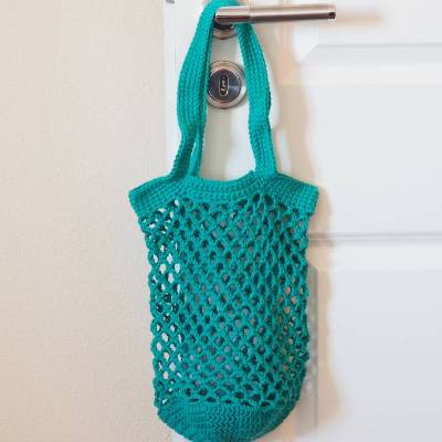 Häkeltasche Einkaufstasche Einkaufsnetz in mintgrün aus Baumwolle mit Schulterriemen gehäkelt