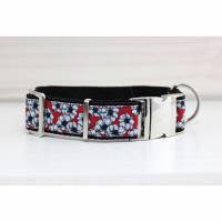 Hundehalsband mit weißen Blumen auf rot, geblümt, Gurtband in schwarz Bild 1