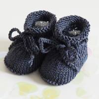 dunkelgraue Babyschuhe glitzernd 0-3 Monate von Hand gestrickt aus Baumwolle mit Glitzerfaden für kleine Mädchen Bild 1