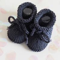 dunkelgraue Babyschuhe glitzernd 0-3 Monate von Hand gestrickt aus Baumwolle mit Glitzerfaden für kleine Mädchen Bild 10