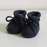 dunkelgraue Babyschuhe glitzernd 0-3 Monate von Hand gestrickt aus Baumwolle mit Glitzerfaden für kleine Mädchen Bild 2