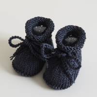 dunkelgraue Babyschuhe glitzernd 0-3 Monate von Hand gestrickt aus Baumwolle mit Glitzerfaden für kleine Mädchen Bild 3