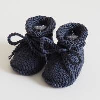 dunkelgraue Babyschuhe glitzernd 0-3 Monate von Hand gestrickt aus Baumwolle mit Glitzerfaden für kleine Mädchen Bild 5