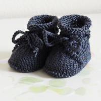 dunkelgraue Babyschuhe glitzernd 0-3 Monate von Hand gestrickt aus Baumwolle mit Glitzerfaden für kleine Mädchen Bild 9