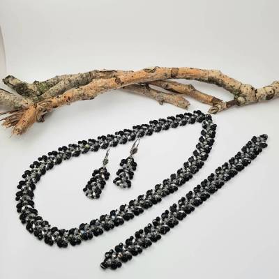 „Midnight Galaxy“ – Schmuckset, das wie eine funkelnde Sternennacht am Handgelenk, Hals und Ohr glitzert