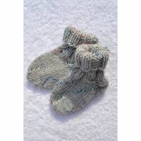 Socken Babysocken Erstlingssocken Stricksocken Babyschuhe Babyschühchen Baby grau bunt vegan handgestrickt gestrickt für 0 - 6 Monate Bild 1