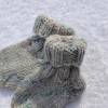 Socken Babysocken Erstlingssocken Stricksocken Babyschuhe Babyschühchen Baby grau bunt vegan handgestrickt gestrickt für 0 - 6 Monate Bild 3