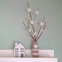 kleine Blumenvase Vase mit Blümchen in Wunschfarbe gehäkelt, Geschenk Muttertag, Deko Frühling Bild 1