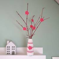 kleine Blumenvase Vase mit Blümchen in Wunschfarbe gehäkelt, Geschenk Muttertag, Deko Frühling Bild 2