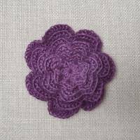 grosse Häkelblume 8,5 cm als Brosche Ansteckblüte Textilschmuck lila, Blume zum anstecken Bild 1