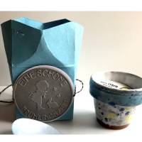 Handglasierter Eierbecher in hellblauer Geschenkbox als Oster-Mitbringsel:" Das Leben ist so leer ohne Ei!" Bild 1