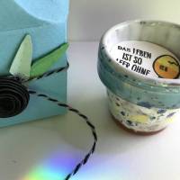 Handglasierter Eierbecher in hellblauer Geschenkbox als Oster-Mitbringsel:" Das Leben ist so leer ohne Ei!" Bild 3