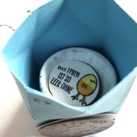 Handglasierter Eierbecher in hellblauer Geschenkbox als Oster-Mitbringsel:" Das Leben ist so leer ohne Ei!" Bild 4