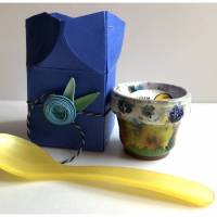 Handglasierter Eierbecher in blauer Geschenkbox als Oster-Mitbringsel:" Das Leben ist so leer ohne Ei!" Bild 1