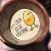 Handglasierter Eierbecher in schwarzer Geschenkbox als Oster-Mitbringsel:" Das Leben ist so leer ohne Ei!" Bild 3